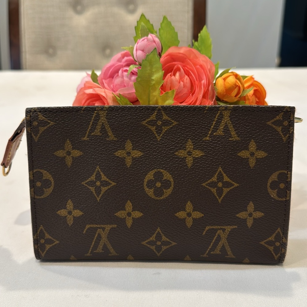 Authentic Louis Vuitton pouch - Picture 3 of 9